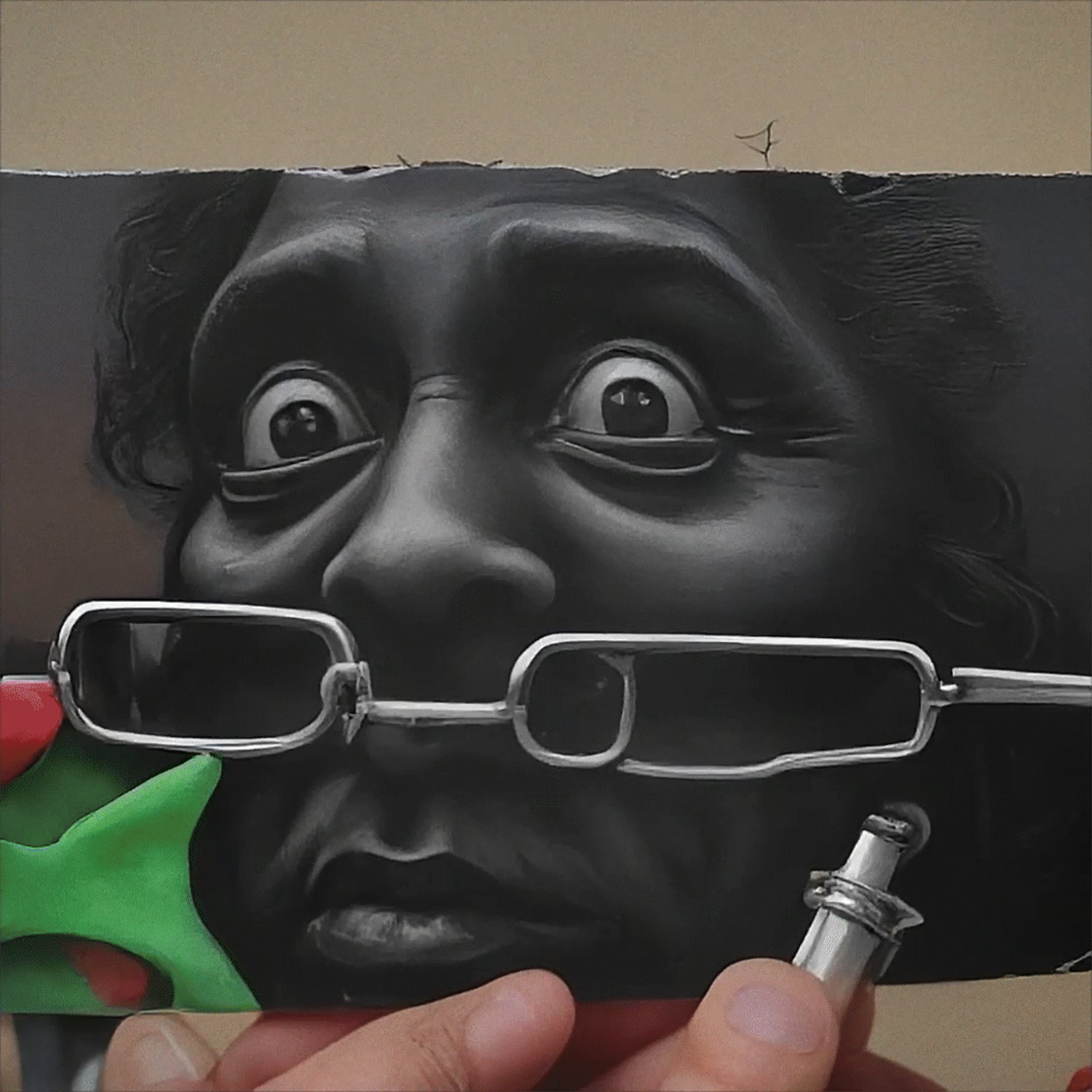 Hand hält Metallbrille und kleines Glasfläschchen vor schwarz-weiß Portrait mit aufgerissenen Augen.